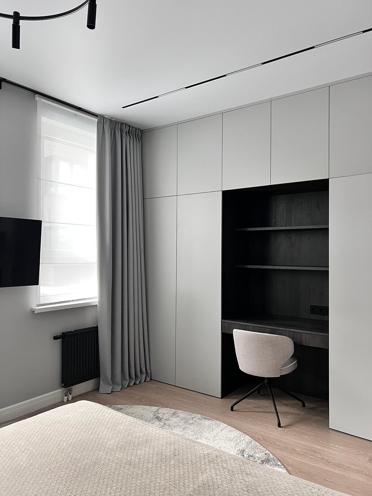 Спальня в квартирі з комплектацією від забудовника: комфортний, спокійний дизайн.