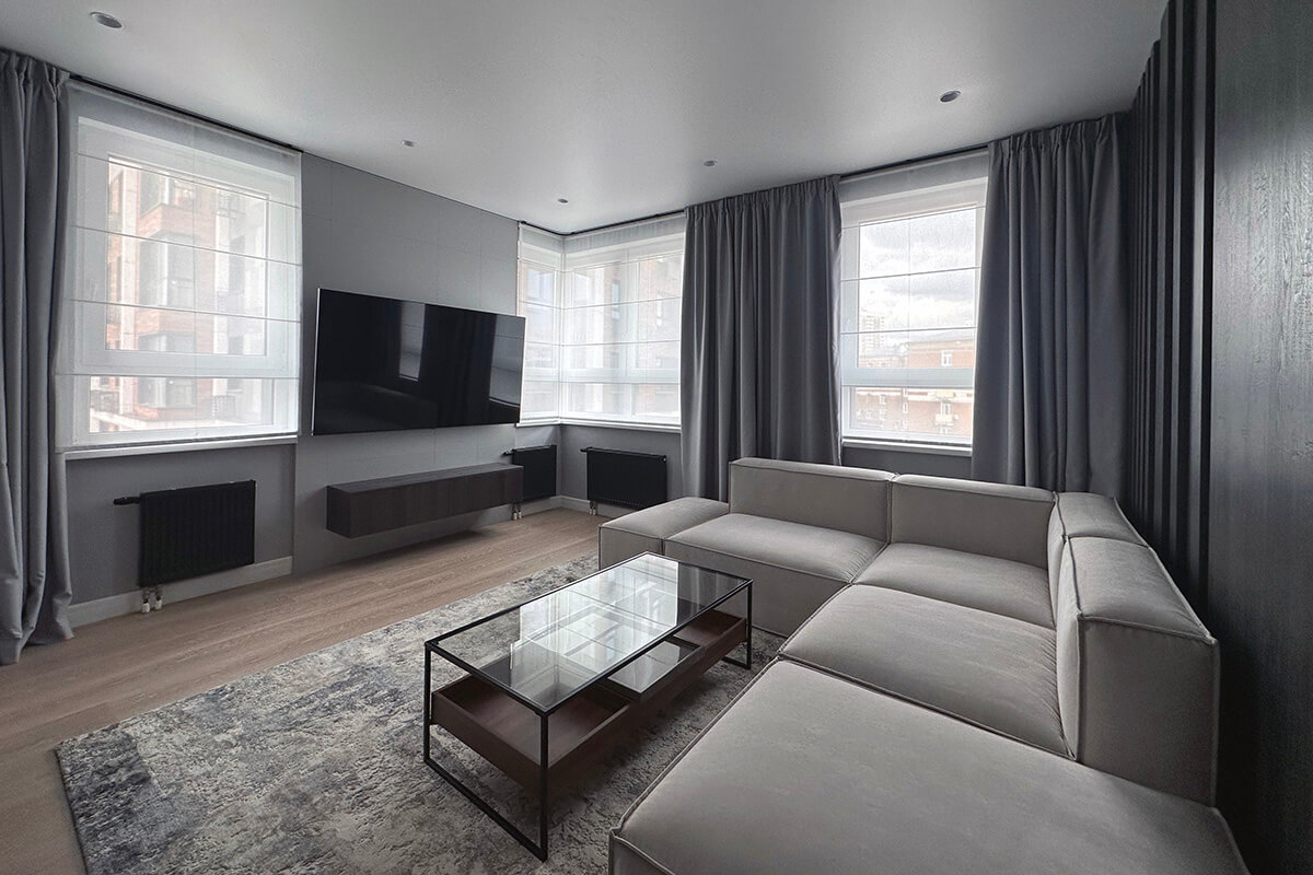 Сучасна комплектація квартири від забудовника: світла вітальня, мінімалістичний дизайн інтер'єру.