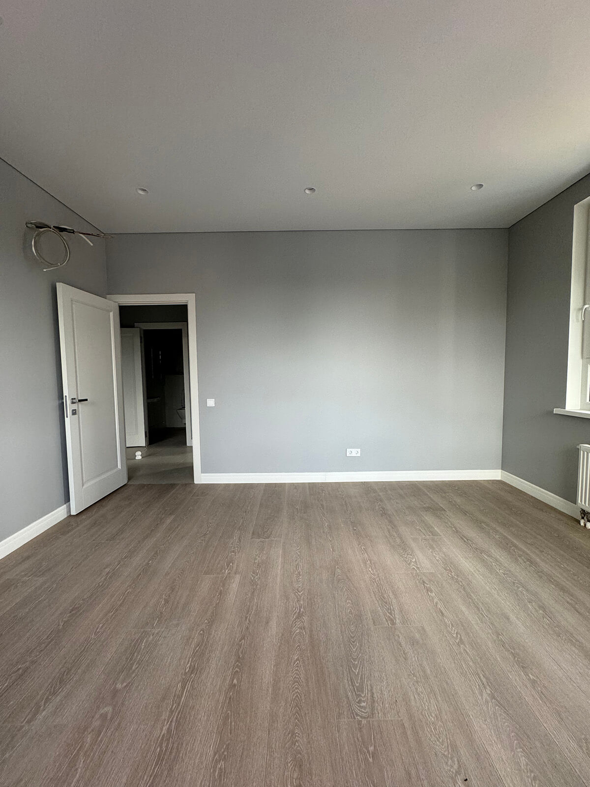 Деталі інтер'єру квартири з ремонтом: сучасні меблі з натуральних матеріалів та освітлення.