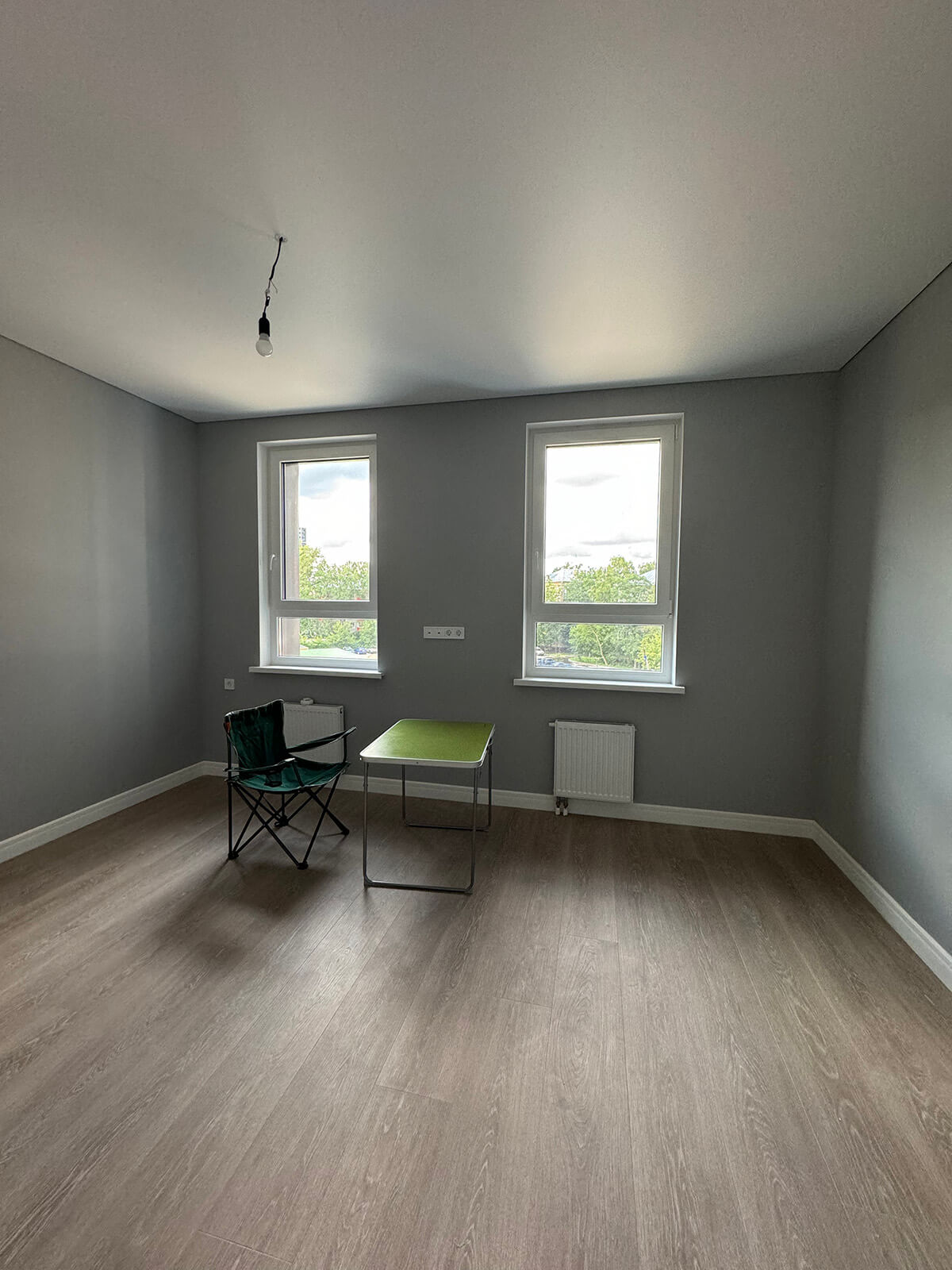 Стильний інтер'єр квартири з комплектацією від забудовника: сучасні меблі, освітлення.