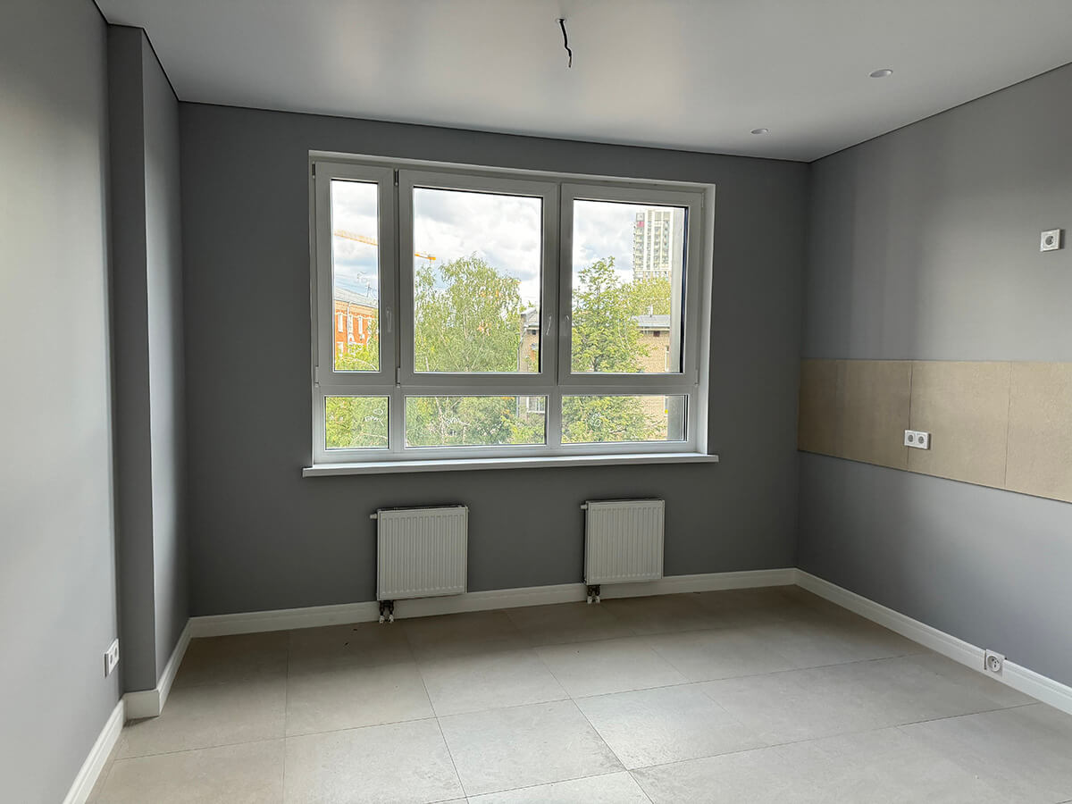 Балкон з меблями для відпочинку в квартирі від забудовника: затишне місце для релаксу.