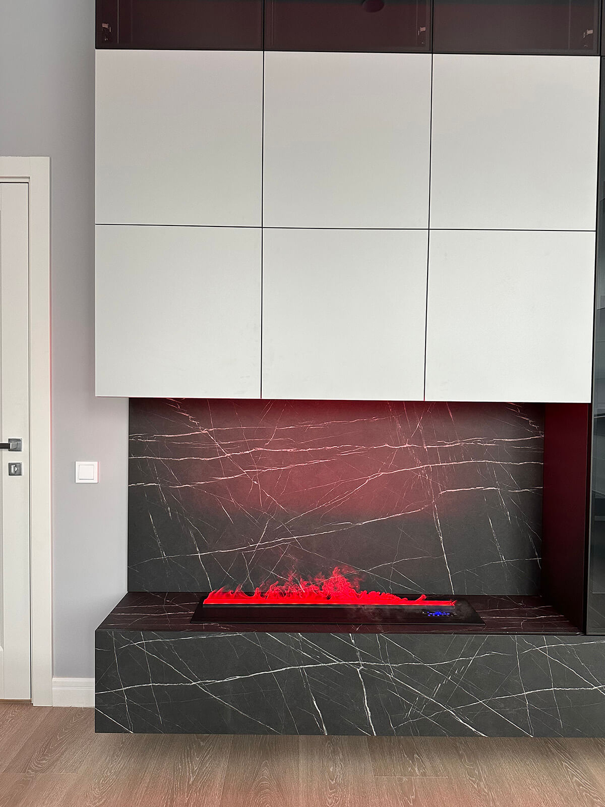 Сучасна вітальня з комплектацією від забудовника: зручний диван і стильний дизайн.