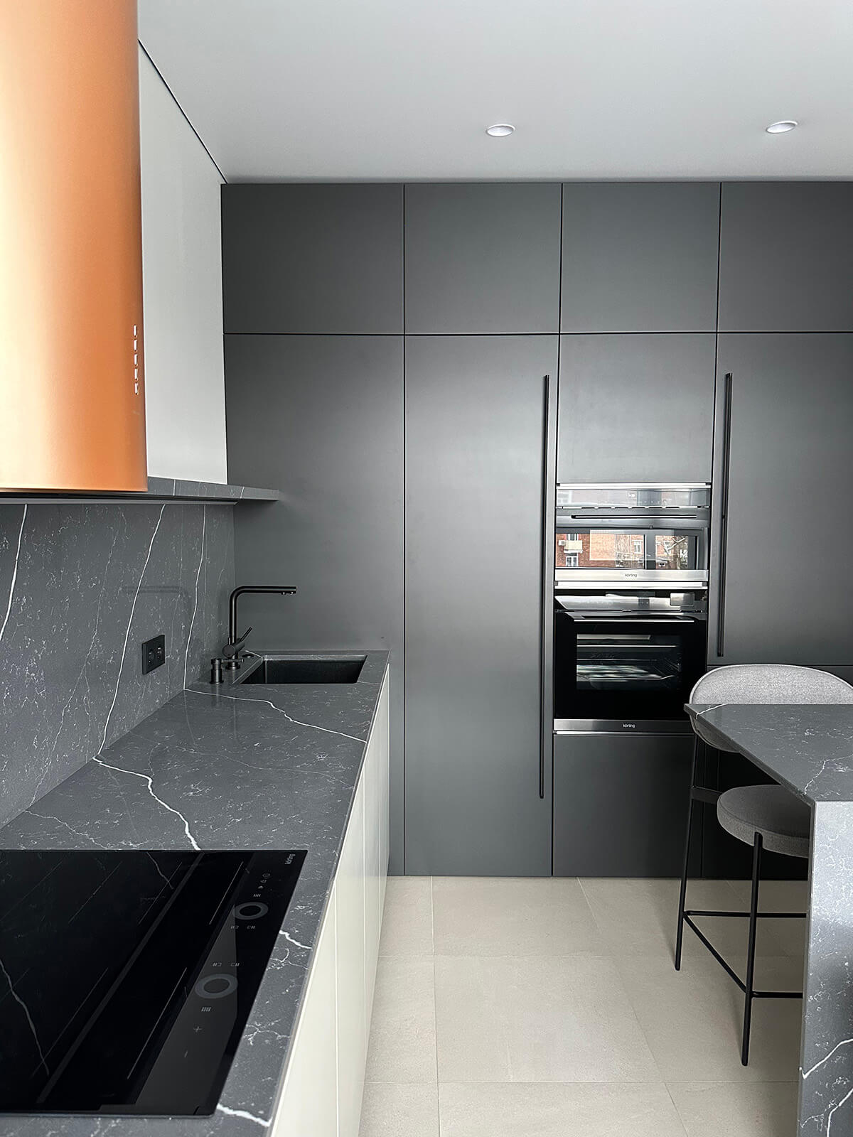 Практичний передпокій з ремонтом від забудовника: велике дзеркало та шафа-купе.