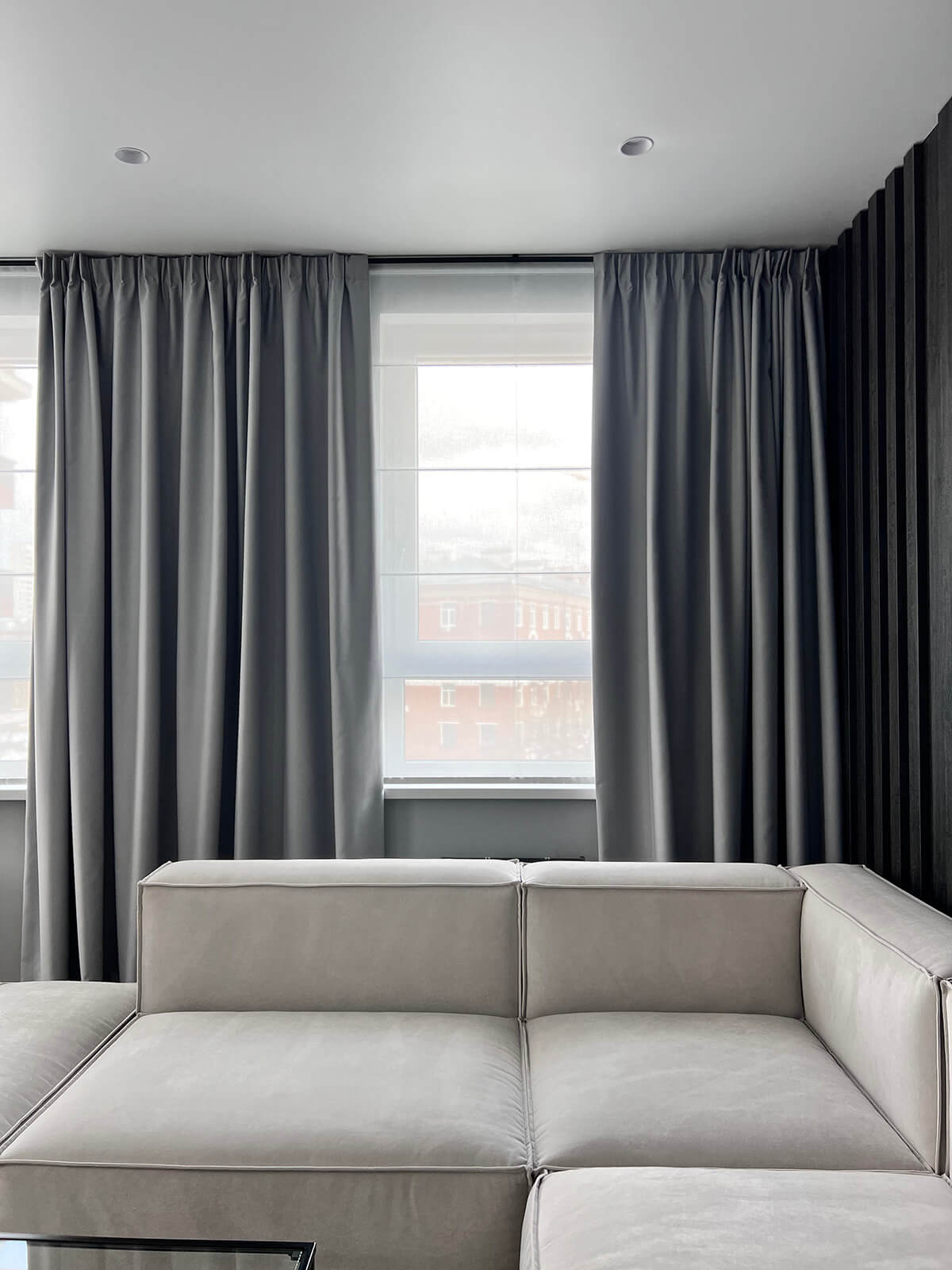 Меблювання вітальні в квартирі від забудовника: сучасний диван, столик.