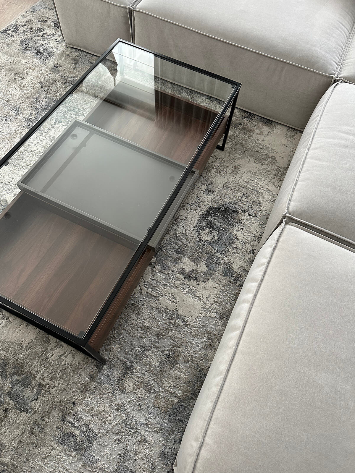 Сучасна ванна кімната з комплектацією від забудовника: плитка, сантехніка, дзеркало.