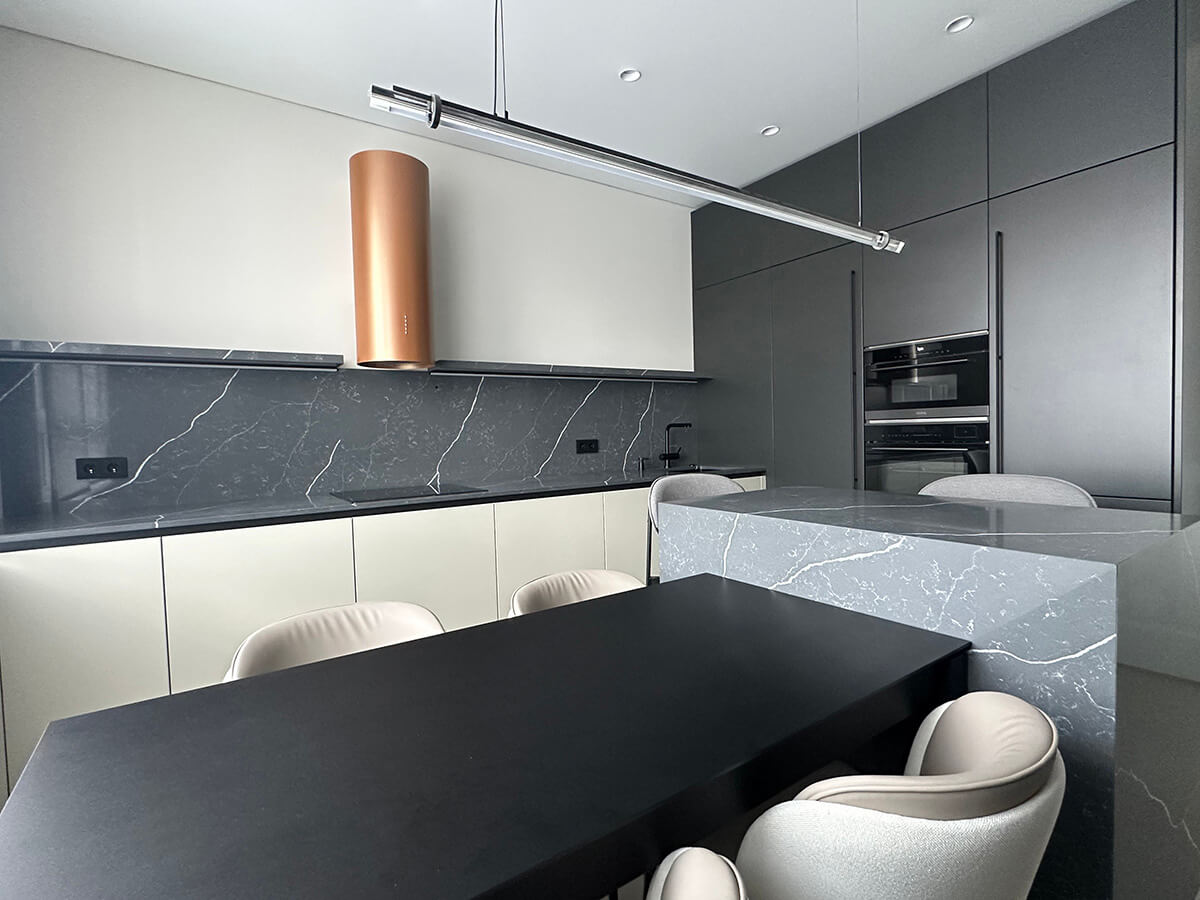 Комплектація квартири від забудовника: обідня зона, сучасні стільці, стіл.