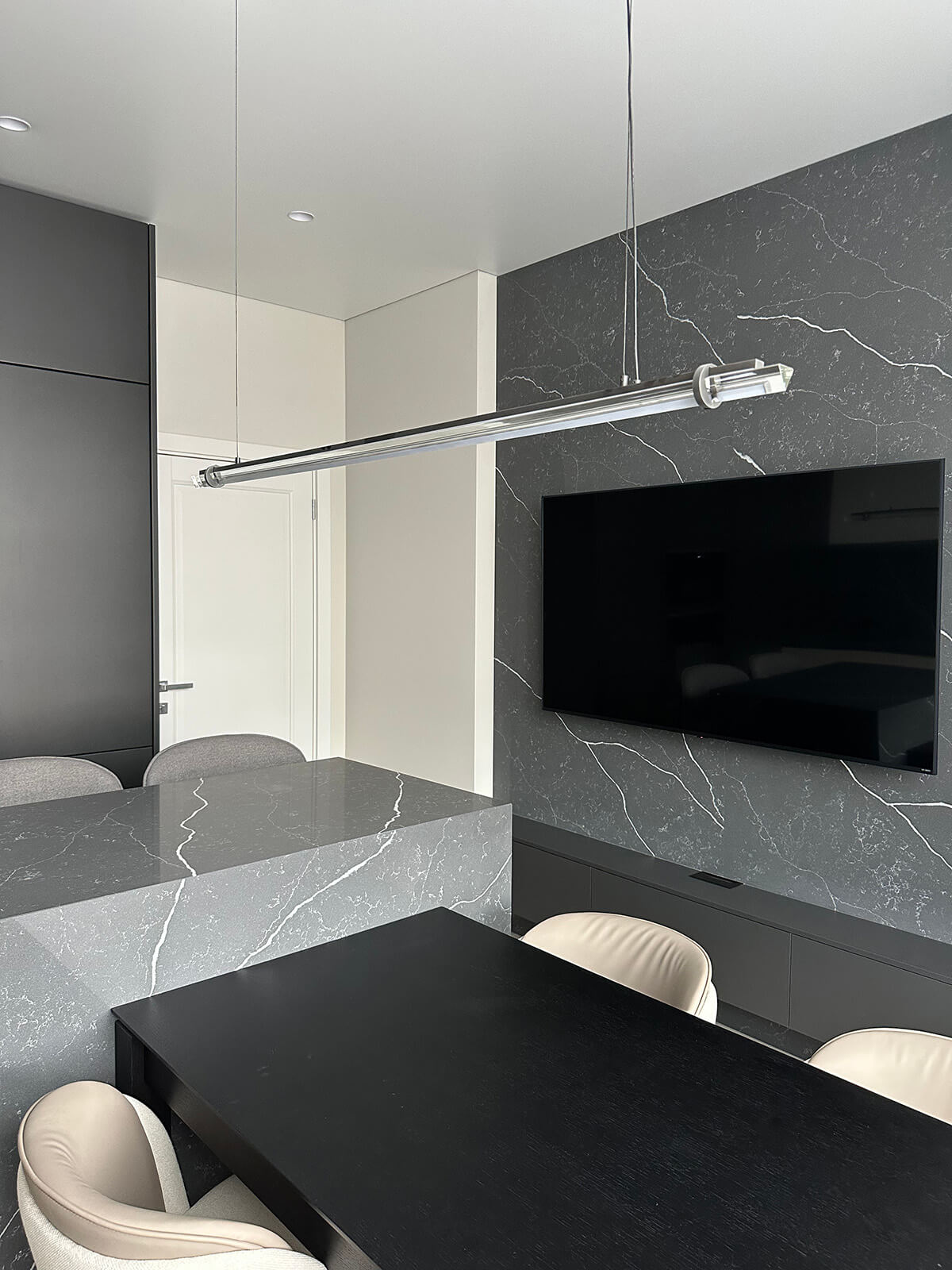 Елементи дизайну в квартирі з комплектацією від забудовника: стильне освітлення, декор.