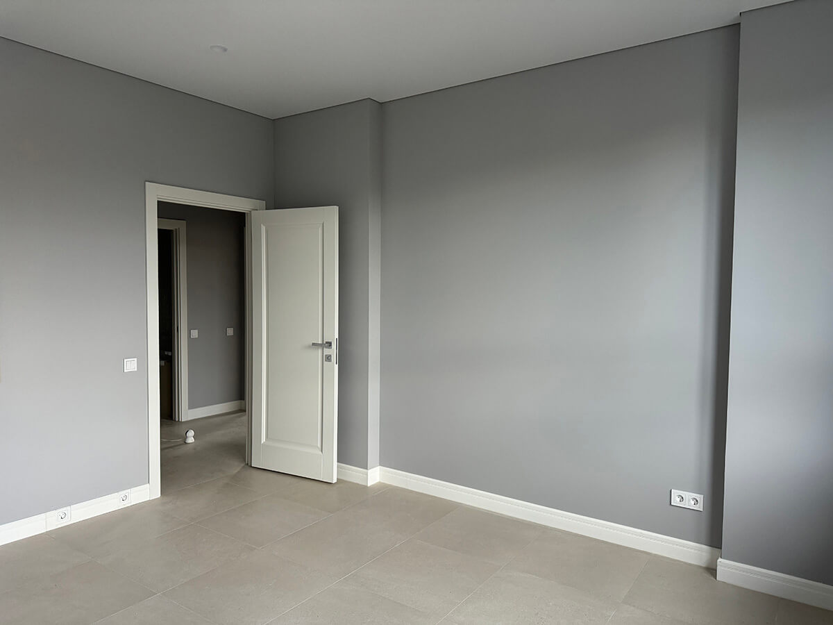 Ванна кімната з сантехнікою та оздобленням в квартирі від забудовника, плитка та декор.