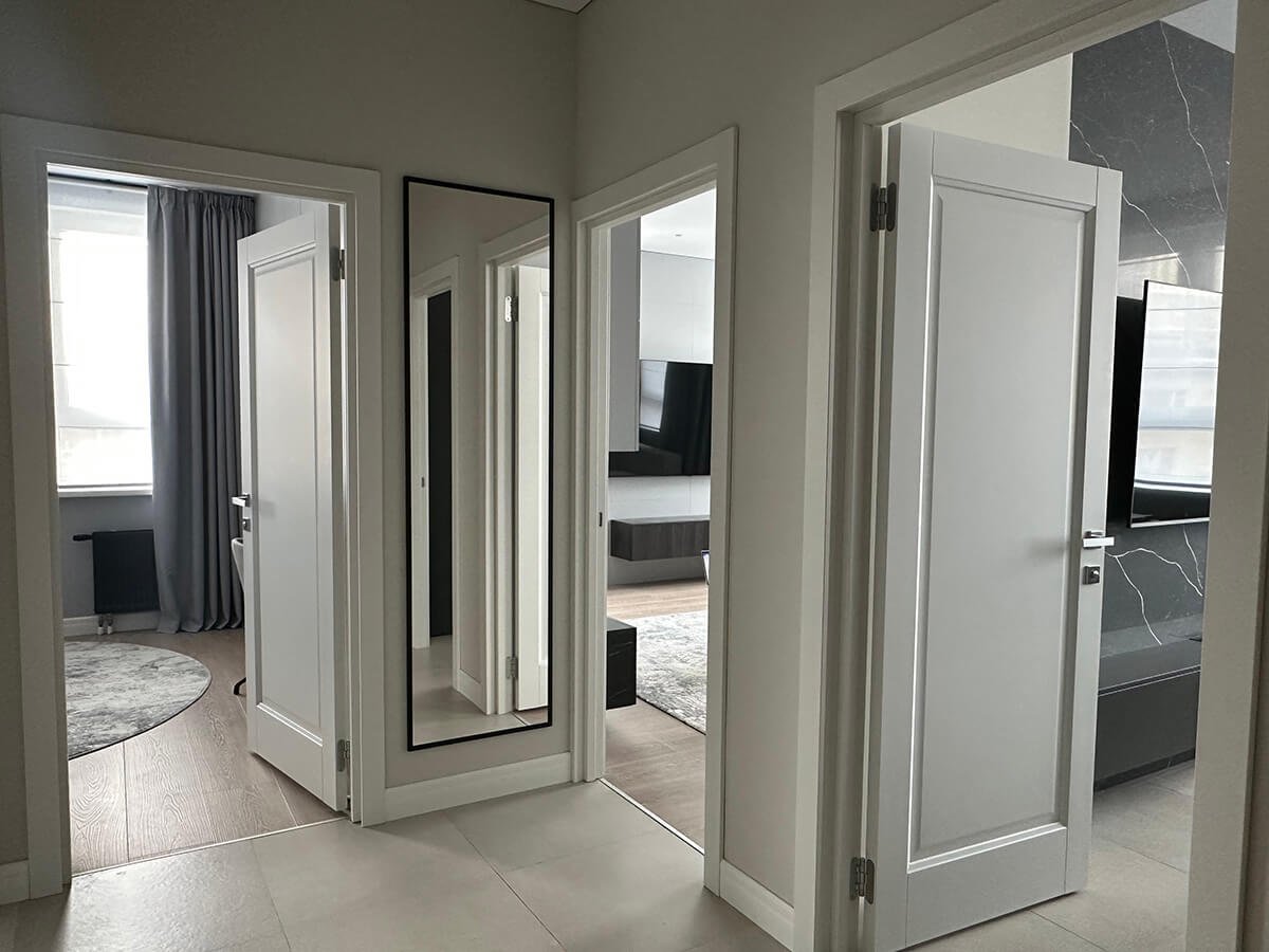 Оздоблення стін в спальні квартири: декоративна штукатурка, стильний декор.