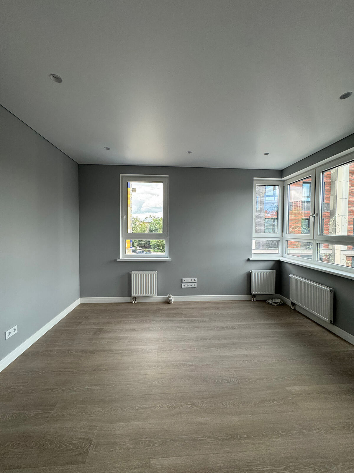 Дизайн спальні в квартирі від забудовника: зручне ліжко, шафа-купе та стильний декор.