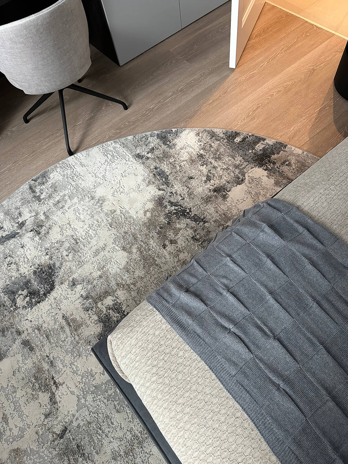 Освітлення в кухні квартири від забудовника: точкові світильники, підсвітка.