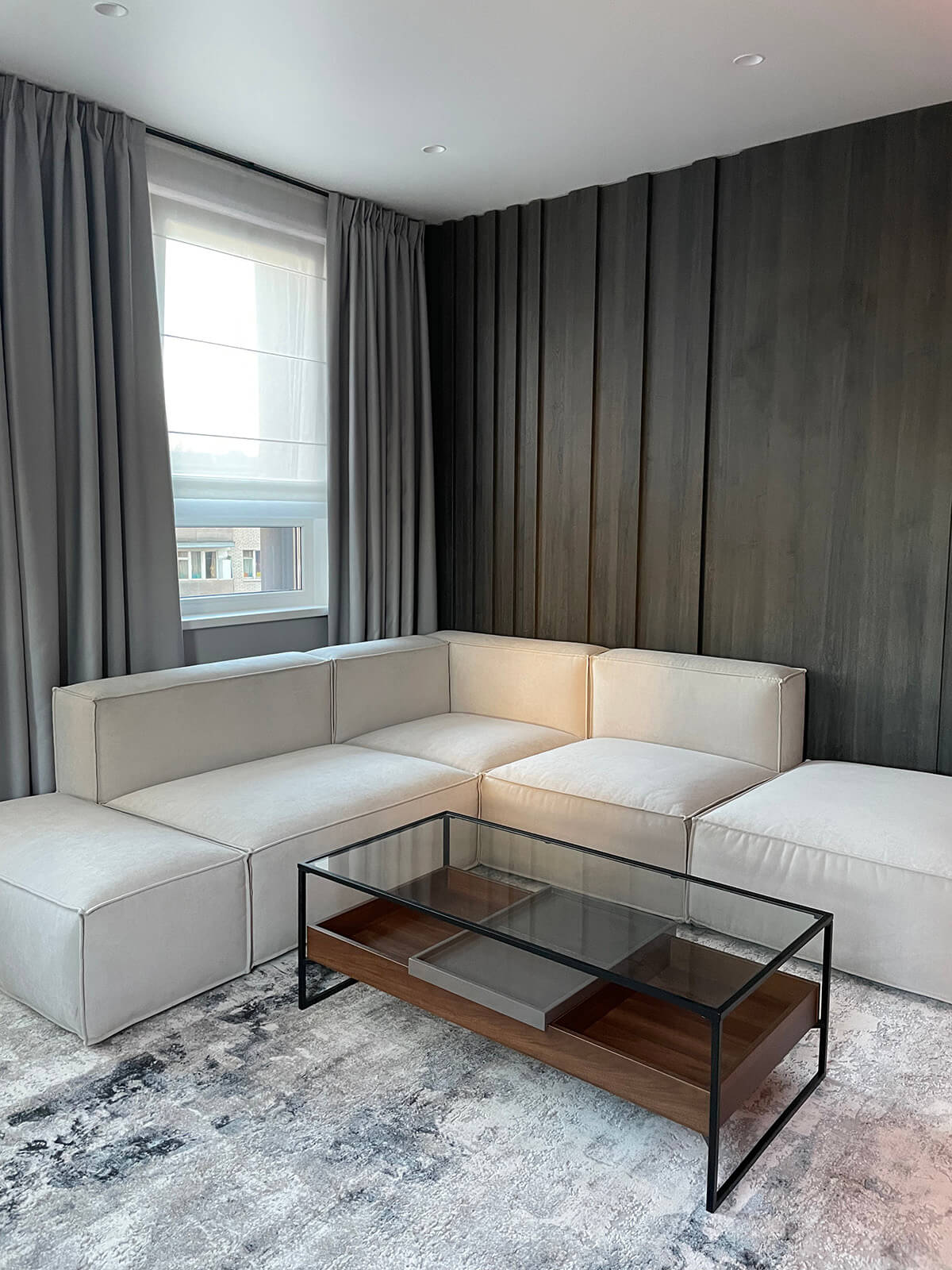 Оздоблення ванної кімнати від забудовника: плитка під дерево, сантехніка.