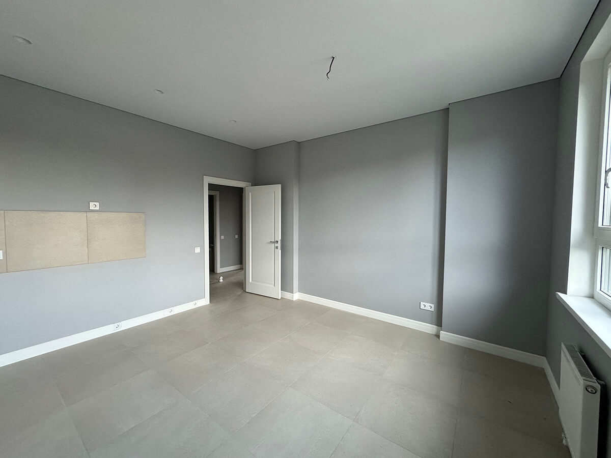 Простора вітальня з м'якими меблями в квартирі з ремонтом від забудовника: затишок та комфорт.