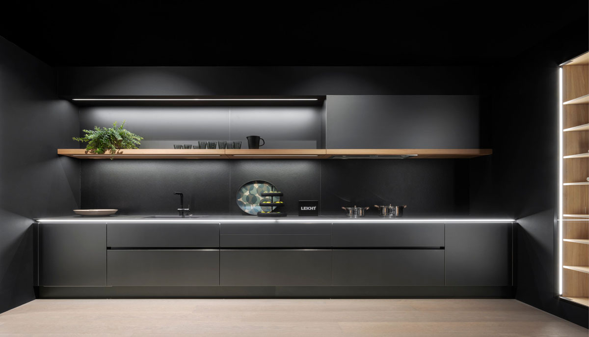 Збалансоване зберігання на кухні Стильна кухня: комбінація відкритих полиць та закритих шаф для збалансованого зберігання.