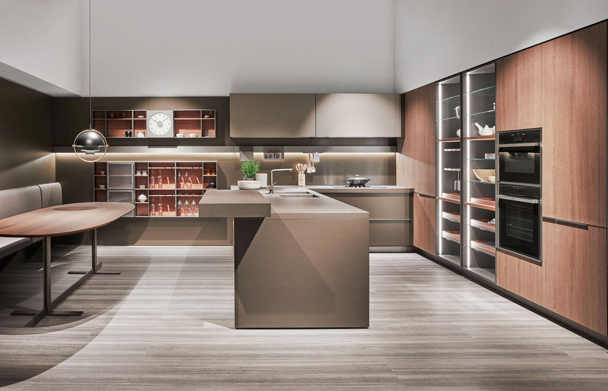 Затишок на відкритих полицях Затишна кухня з відкритими полицями: рослини та декор створюють атмосферу.