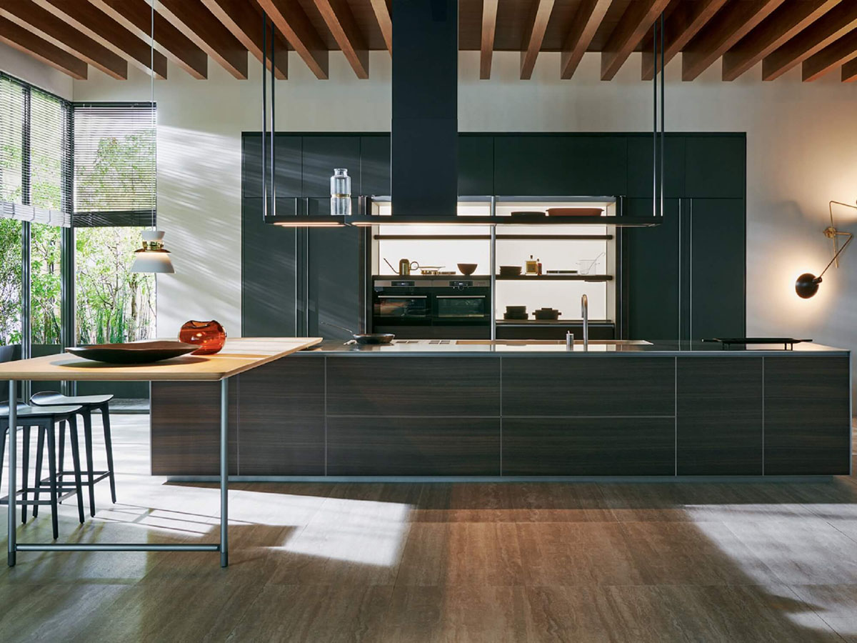 Дерев'яні полиці на кухні Сучасна кухня з дерев'яними полицями: стильний декор та кухонне приладдя.