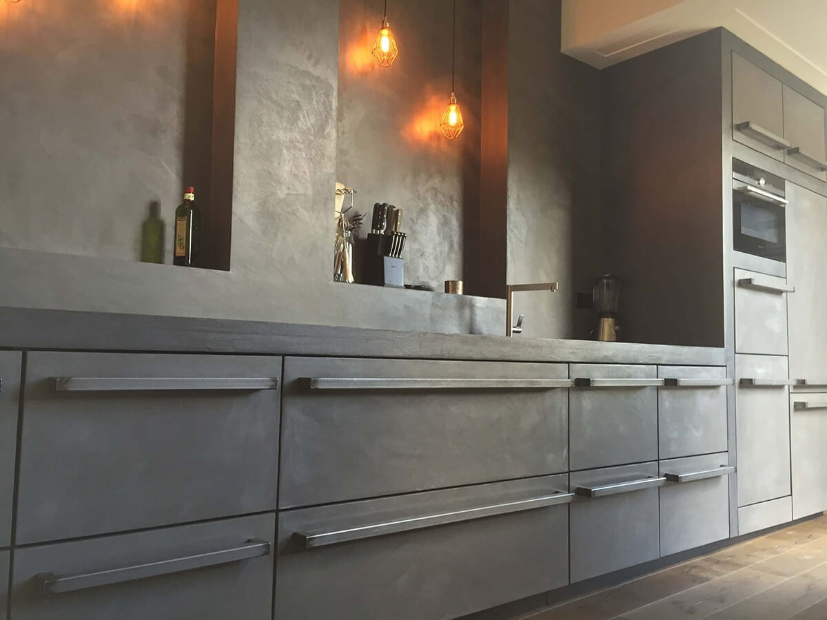 Мікроцемент 2026 в мінімалістичній вітальні: стильні бетонні стіни та сучасний декор.