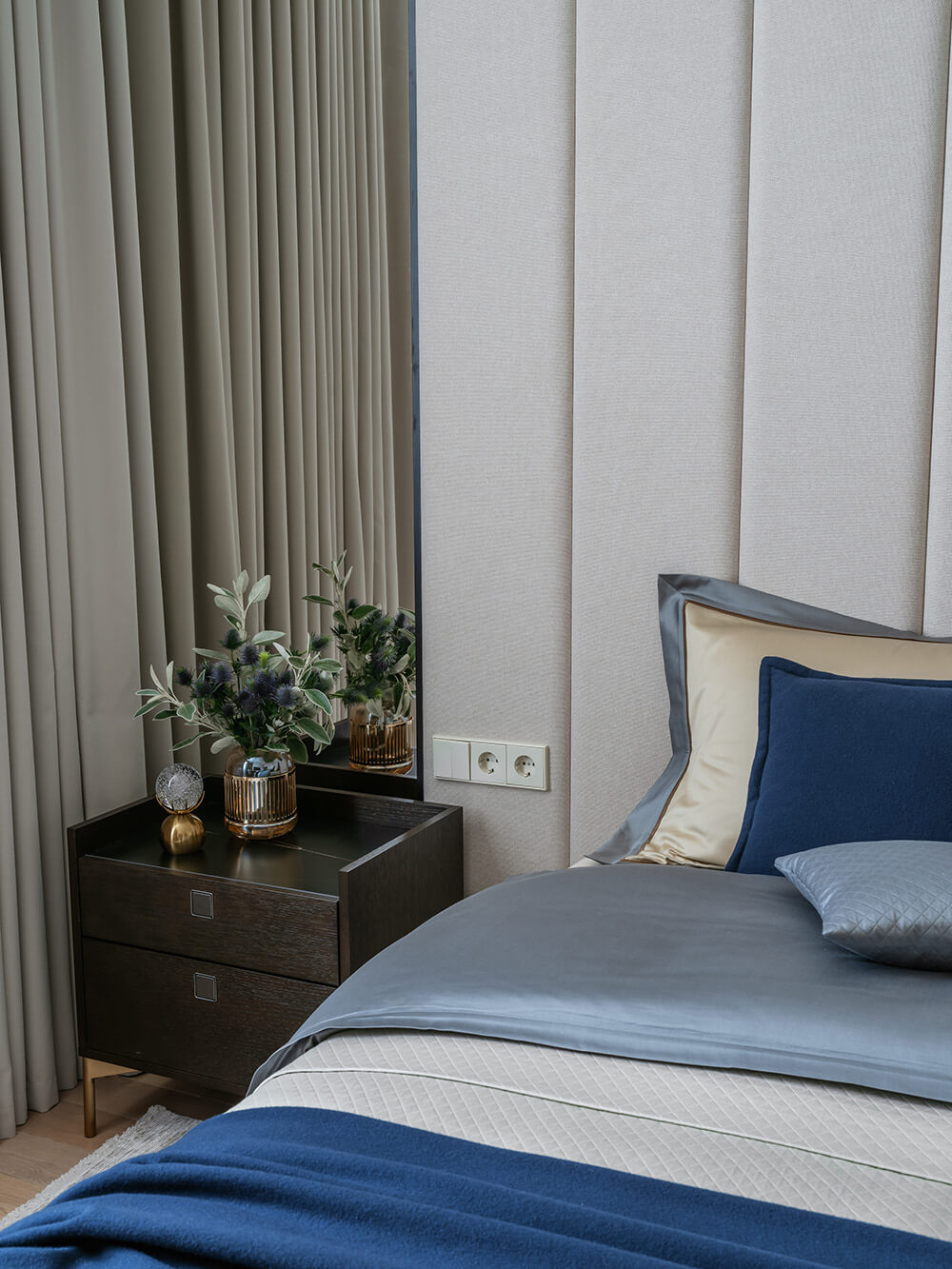 Світлі м'які стінові панелі в спальні: спокійна атмосфера та затишний інтер'єр.