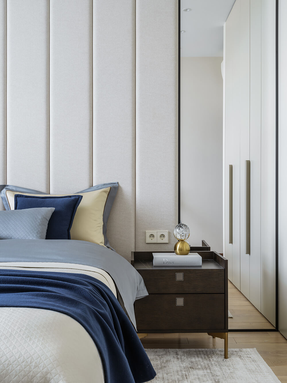 Розкішні велюрові м'які стінові панелі: елегантність та м'якість у спальні 2026.