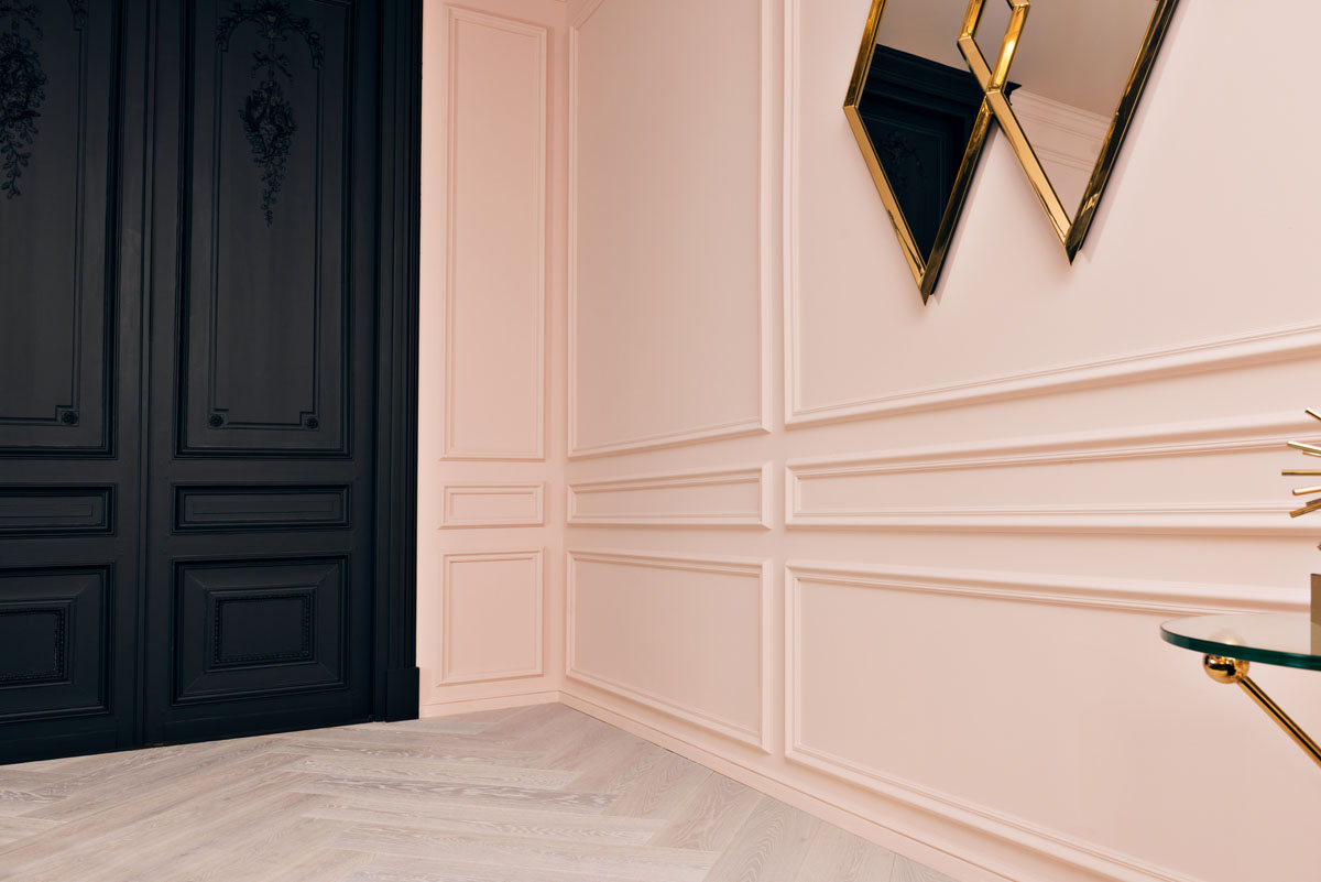 Сучасна спальня з молдингами: стильний та елегантний дизайн інтер'єру кімнати.