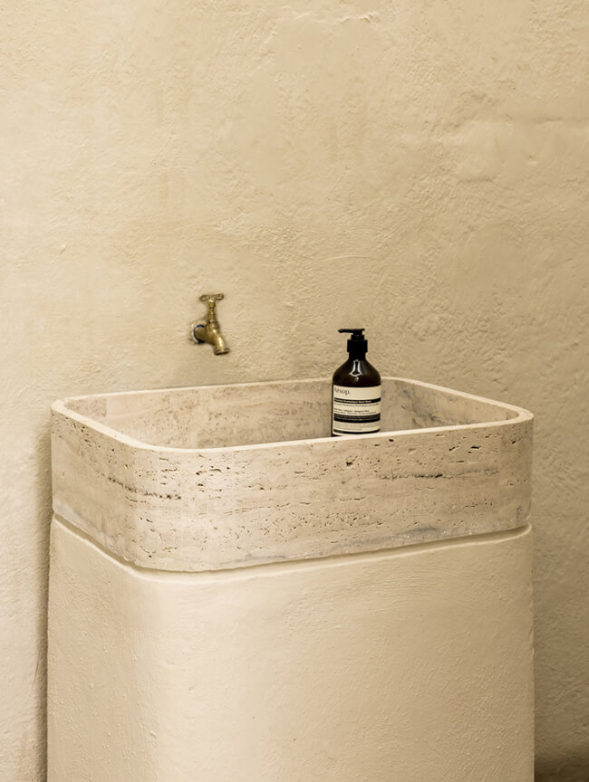 Затишна дитяча кімната в молочних тонах з пастельними акцентами для малюка.