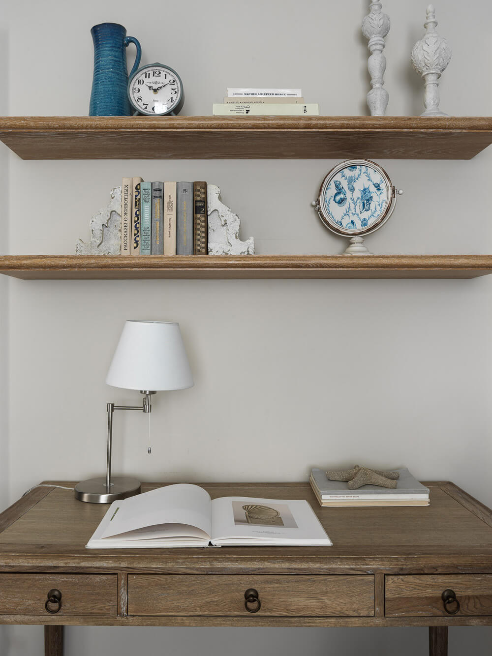 Затишний куточок квартири в морському стилі з використанням натуральних матеріалів.