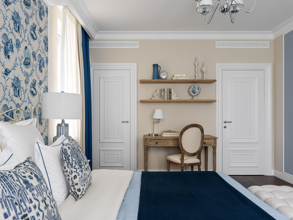 Світла спальня в морському стилі з морськими аксесуарами для затишного відпочинку.