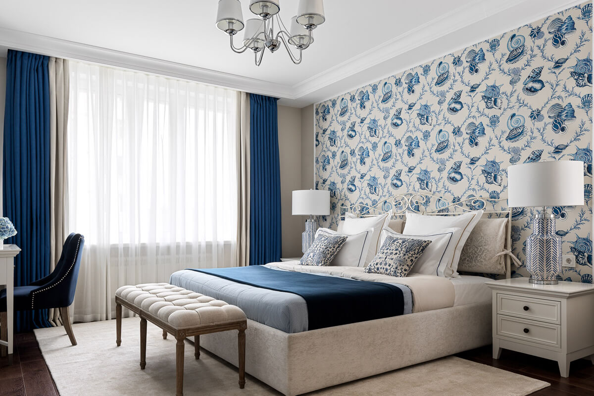 Синьо-біла вітальня в морському стилі з дерев'яними акцентами та гармонійним дизайном.