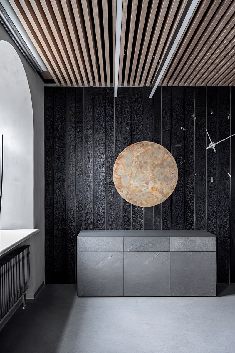 Декор з обпаленого дерева Елементи інтер'єру з обпаленої деревини: консоль, дзеркало, декор та мінімалізм.