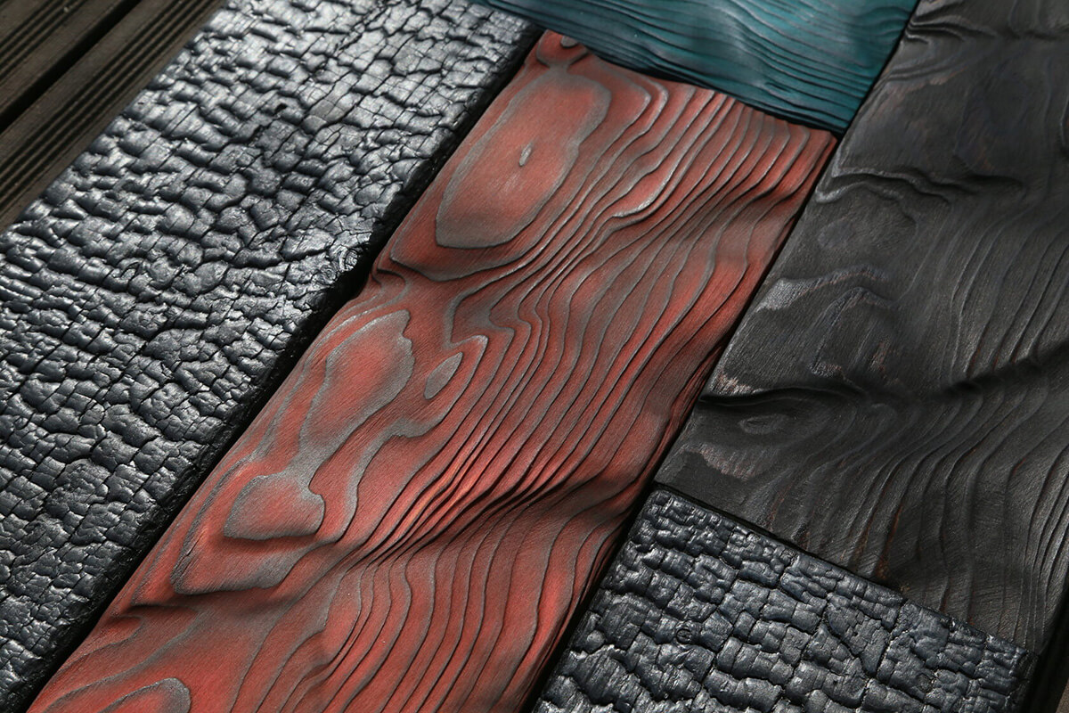 Камін з обпаленого дерева Камін та декоративні елементи з обпаленої деревини у вітальні: тепло та затишок.