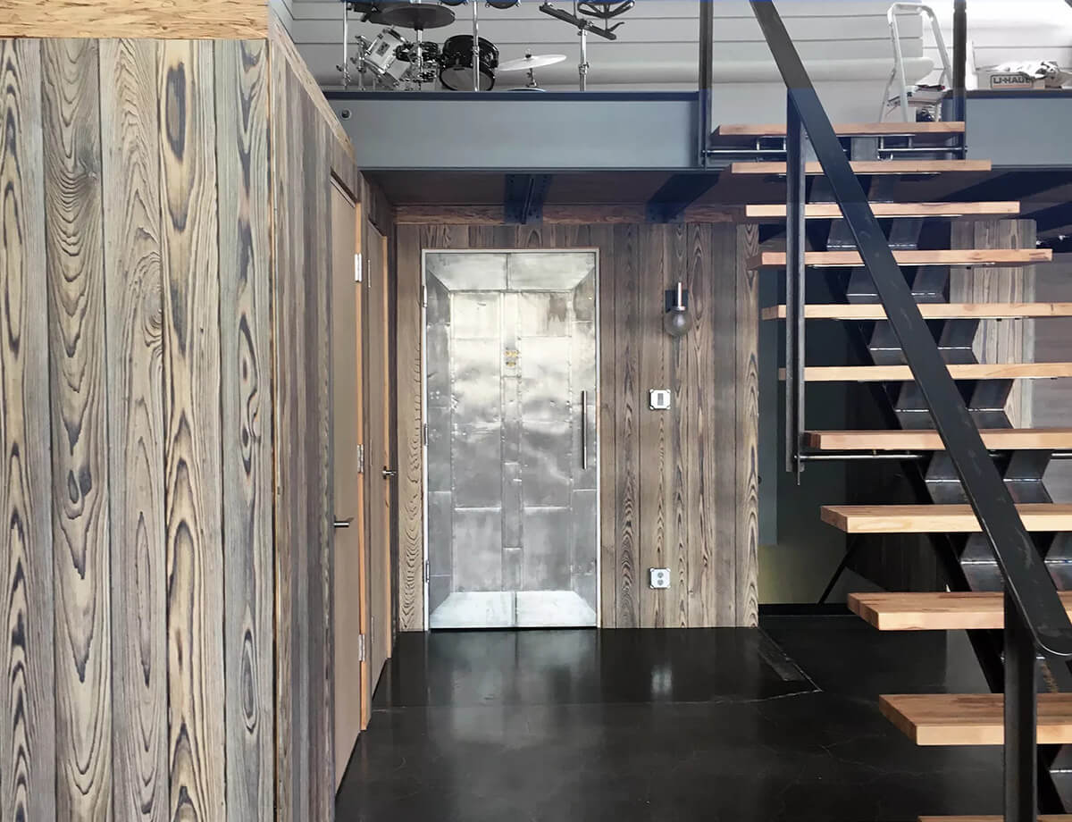 Тумбочка з дерева Приліжкова тумбочка з обпаленої деревини в інтер'єрі спальні: затишок та тепло.