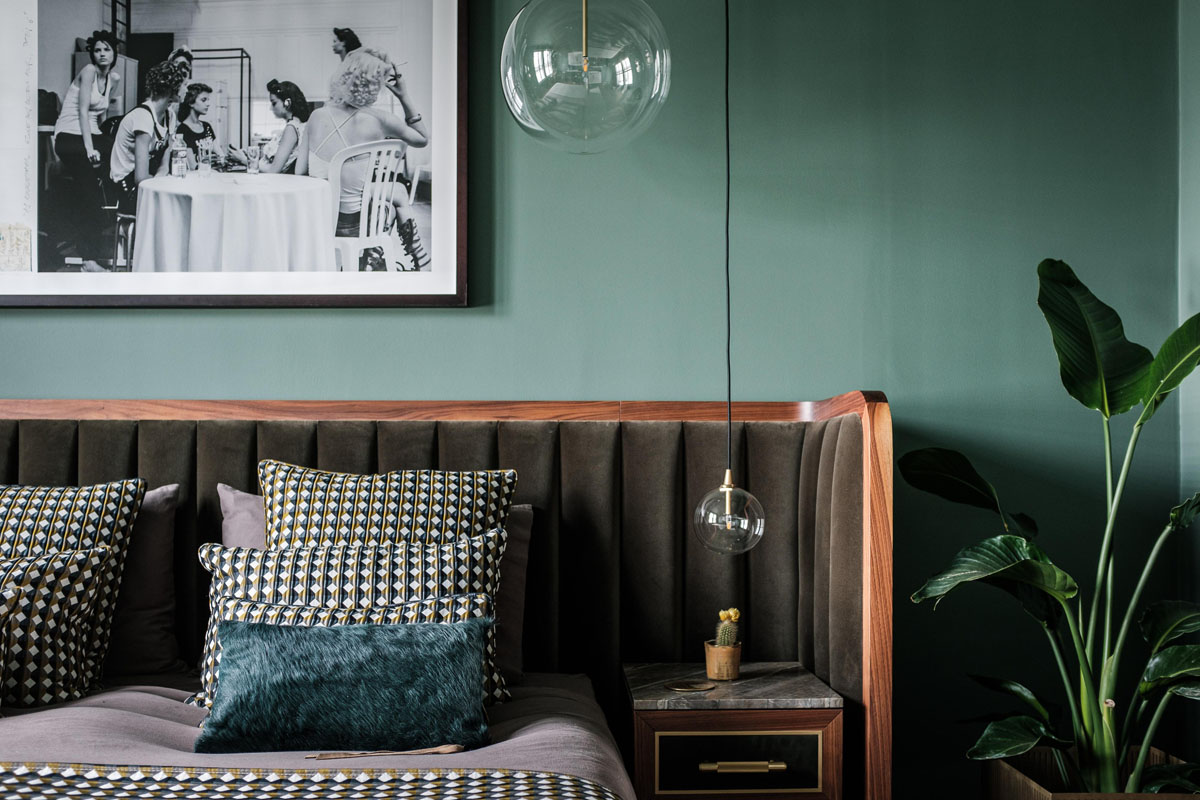 Сучасна зелена спальня з мінімалістичним дизайном та використанням природних матеріалів.