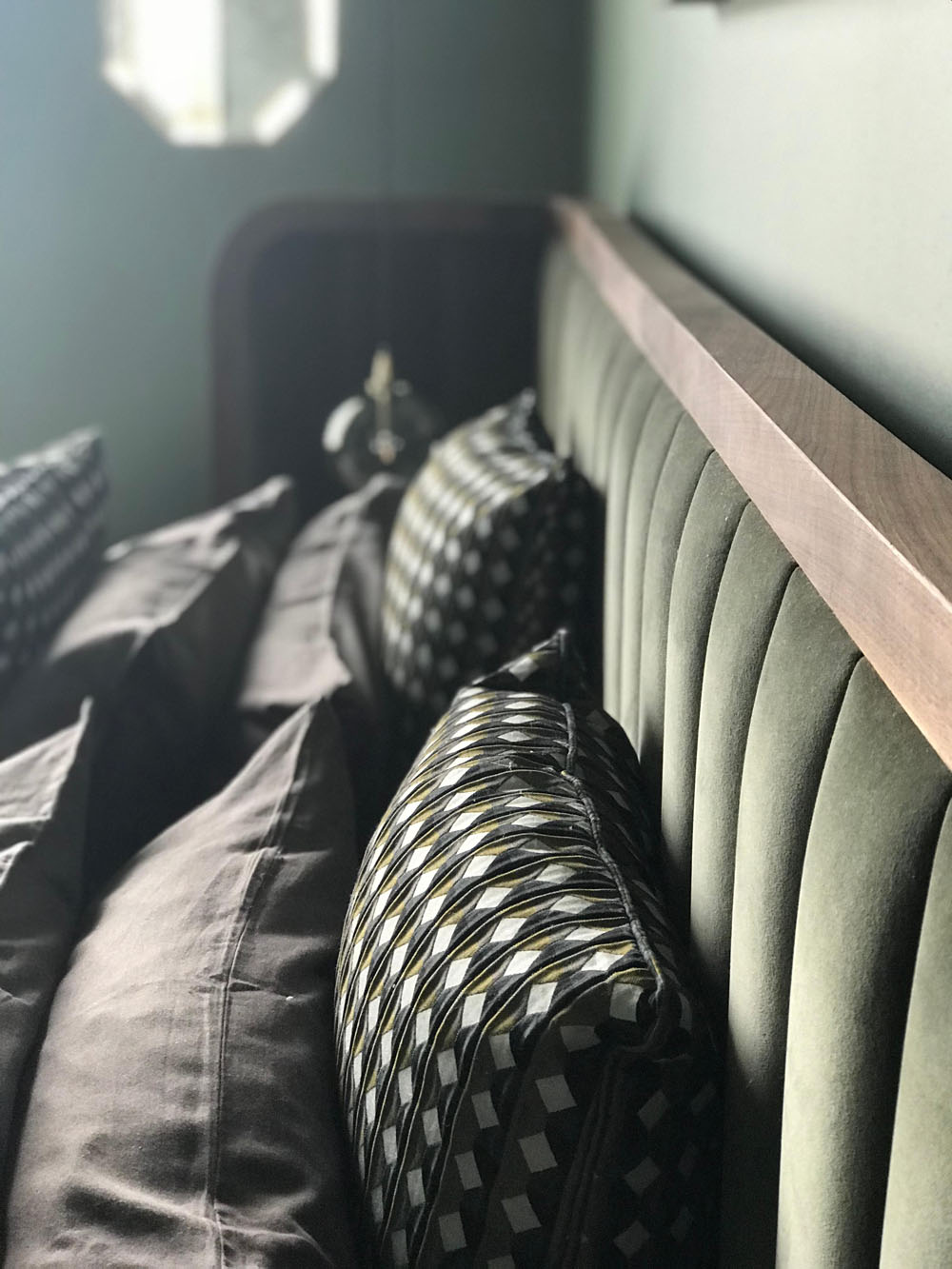 Зелена спальня в еко-стилі з дерев'яними елементами для природного вигляду.