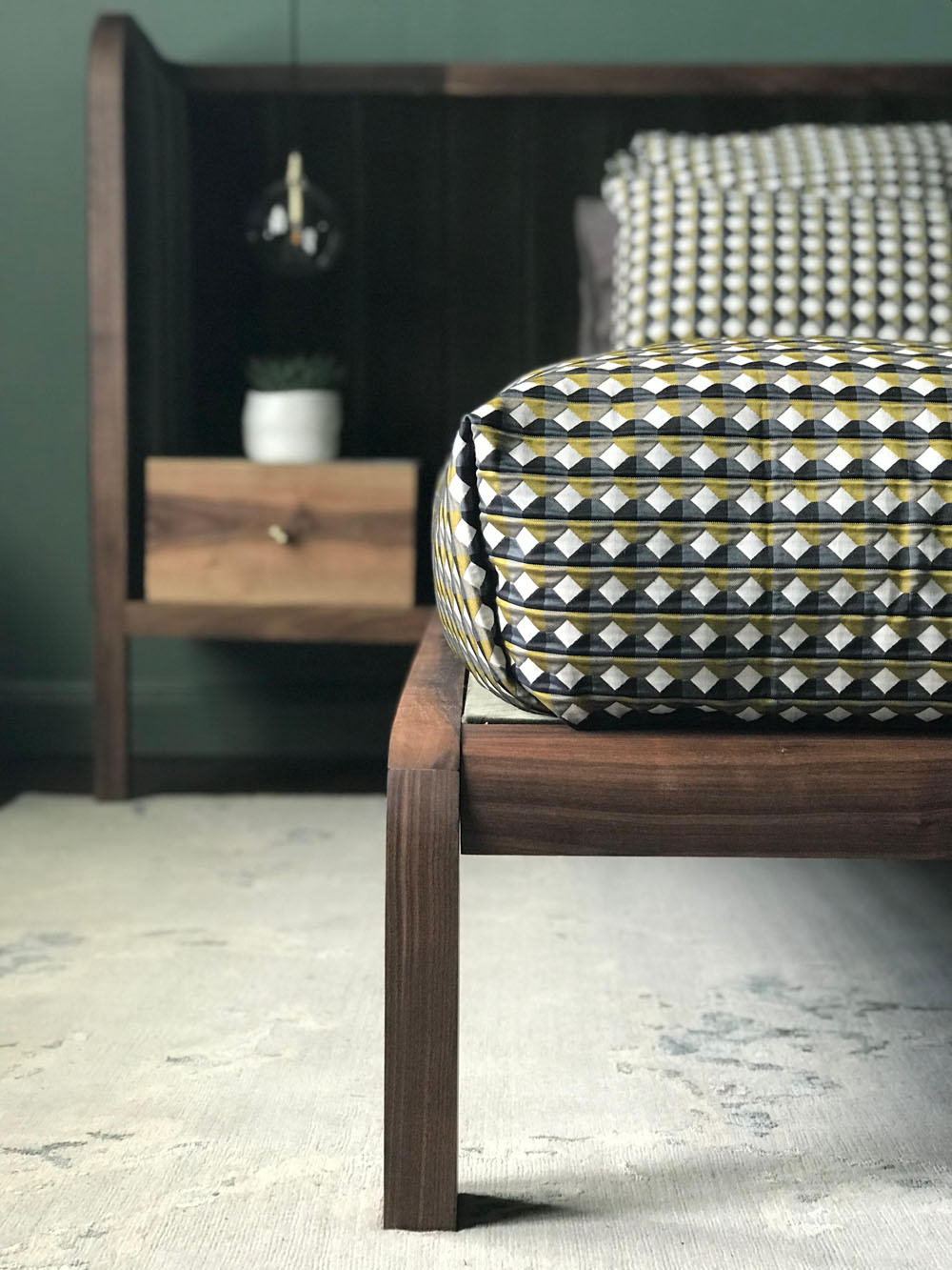 Дизайн зеленої спальні з м'яким освітленням для створення затишної атмосфери.