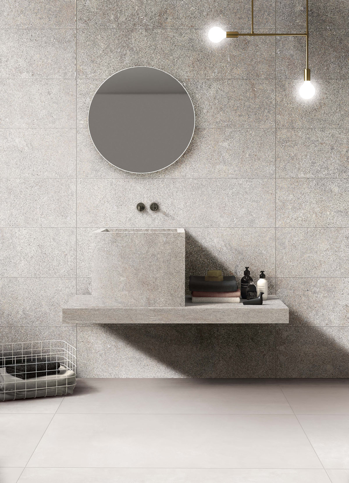 Дизайн ванної кімнати в сірих тонах з контрастними та декоративними елементами плитки.