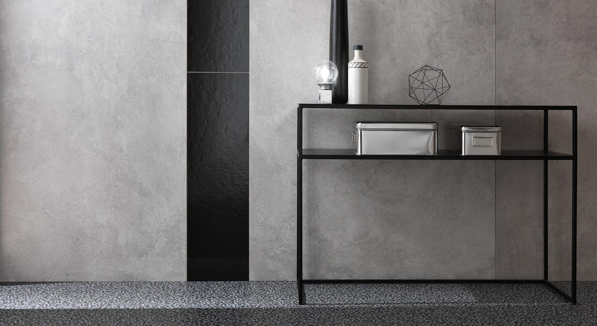 Дизайн ванної кімнати в сірому кольорі з акцентом на функціональне та декоративне освітлення.