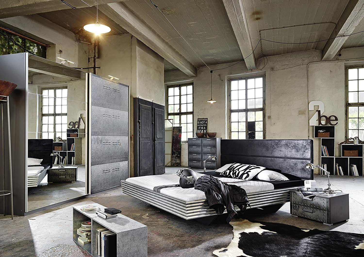 Сучасна лофт-спальня 2026 з відкритим плануванням, великим вікном та фактурною штукатуркою.