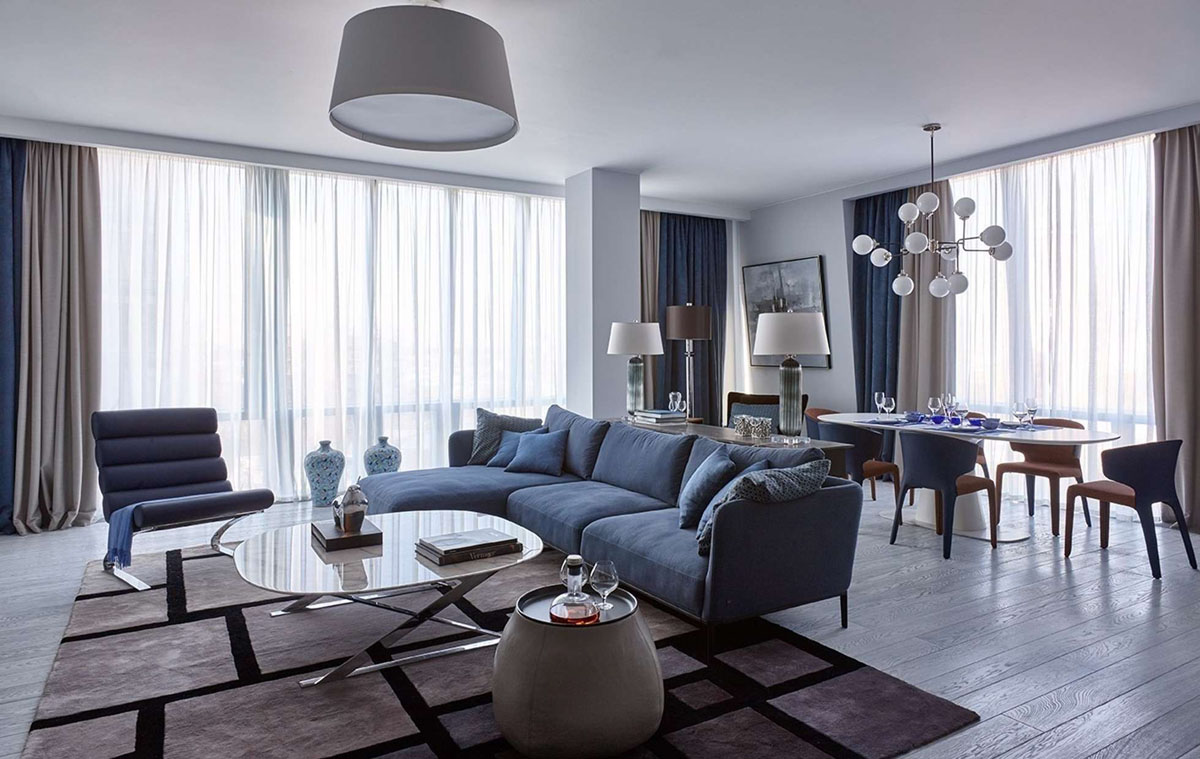 Синя елегантність кухні Елегантна синя кухня: шафи глибокого синього кольору з золотою фурнітурою.