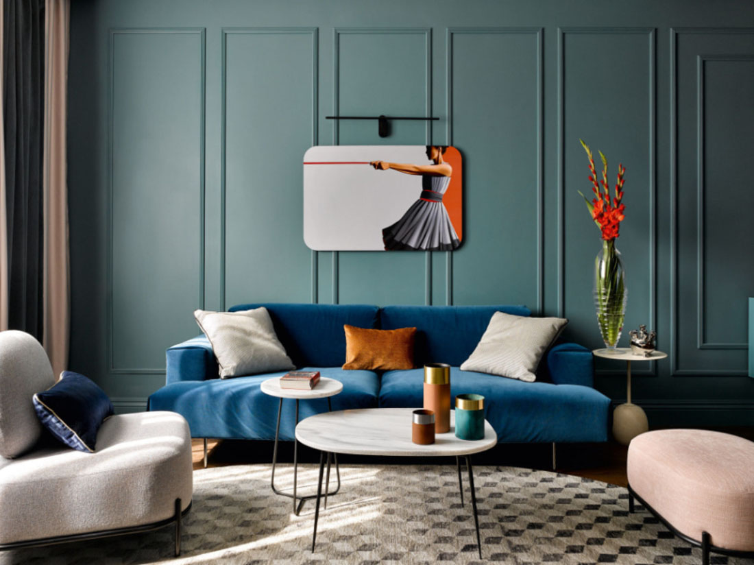 Синій затишок спальні Затишна синя спальня з синіми стінами, текстилем та декоративними подушками.