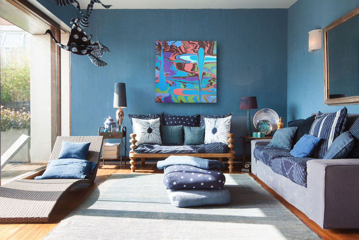 Сучасний синій дизайн Синій колір у сучасному інтер'єрі з дерев'яними елементами та природним освітленням.