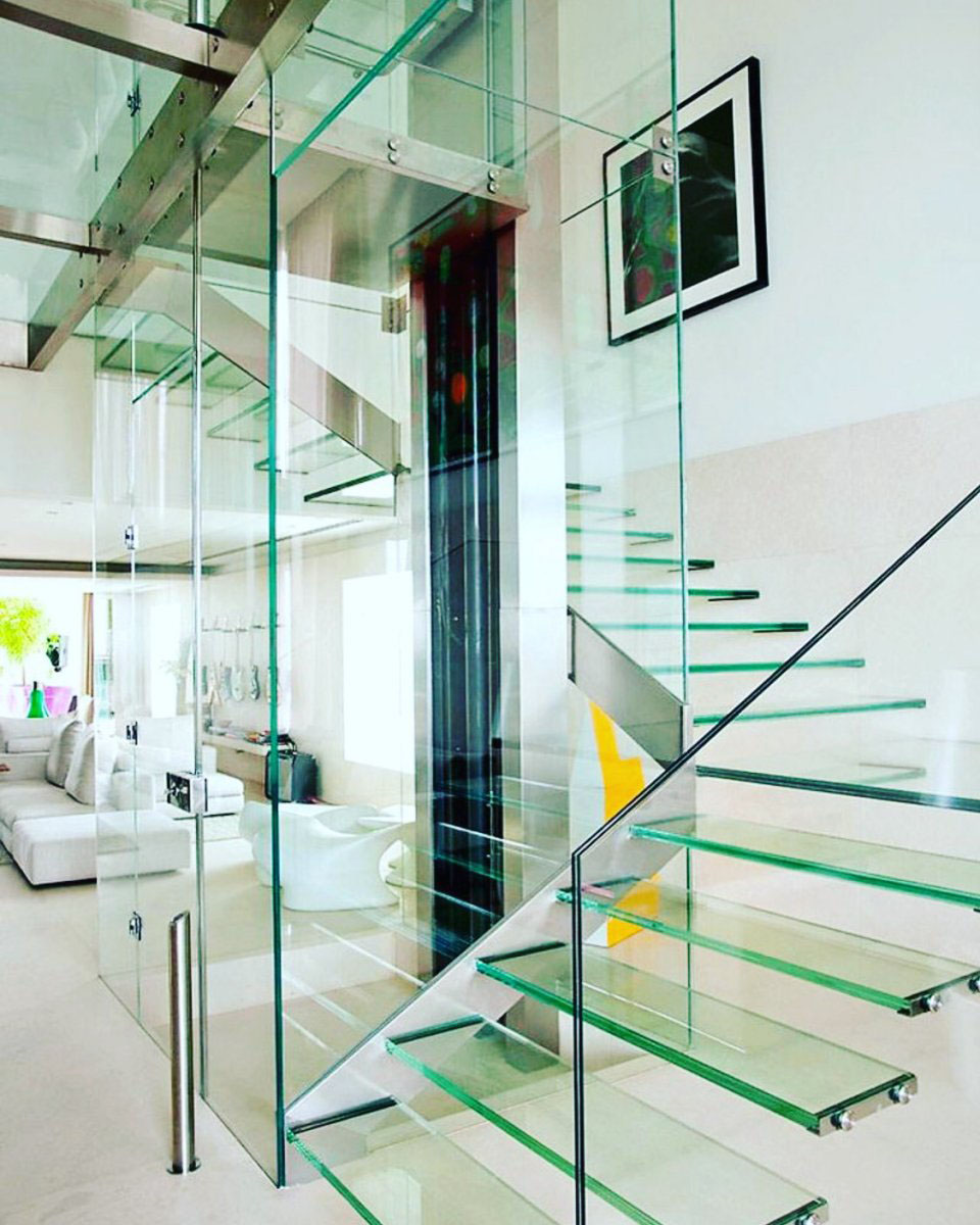 Сучасна скляна перегородка з матовим склом для приватності в квартирі.