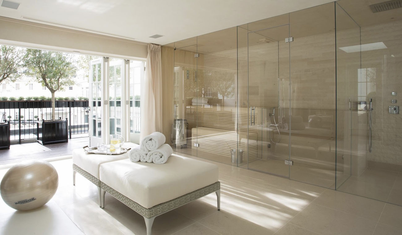 Стильні скляні вази та інші елементи декору зі скла в інтер'єрі.