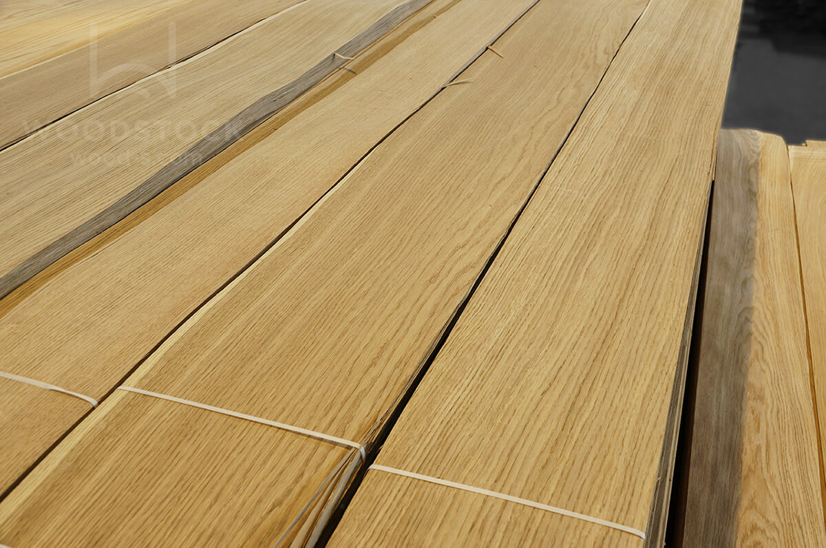 Світлий дубовий паркет: гармонійне поєднання кольору підлоги з меблями в кімнаті.