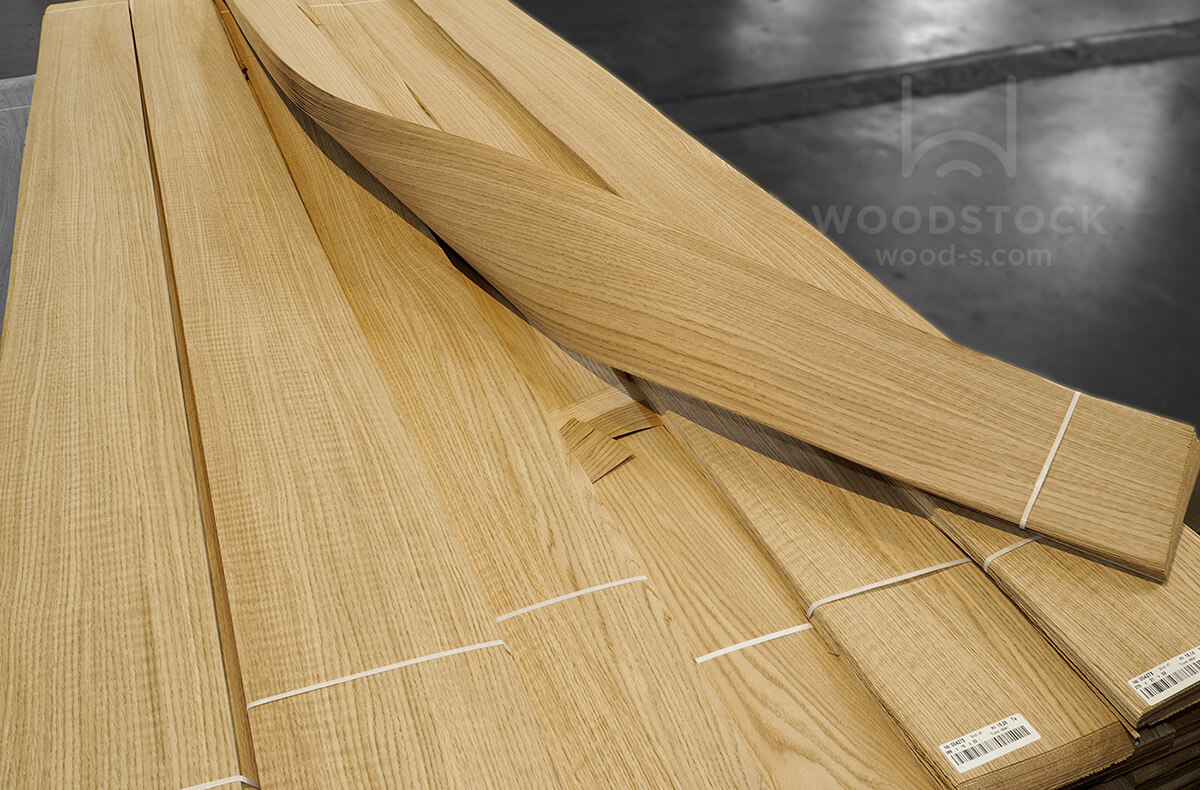 Журнальний столик з дуба у вітальні: акцент на природній текстурі та кольорі.