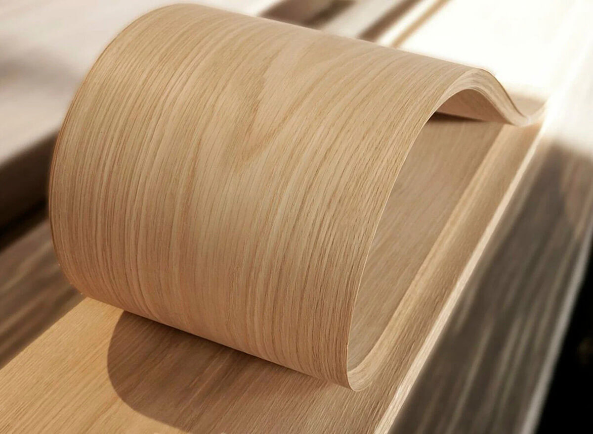 Різноманіття кольорів дубових меблів: від світлого до темного, текстура деревини.