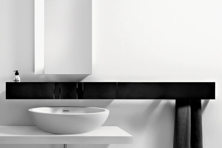 Організація простору у ванній кімнаті: поради щодо вибору та розміщення навісних полиць. — Полиці у ванній кімнаті