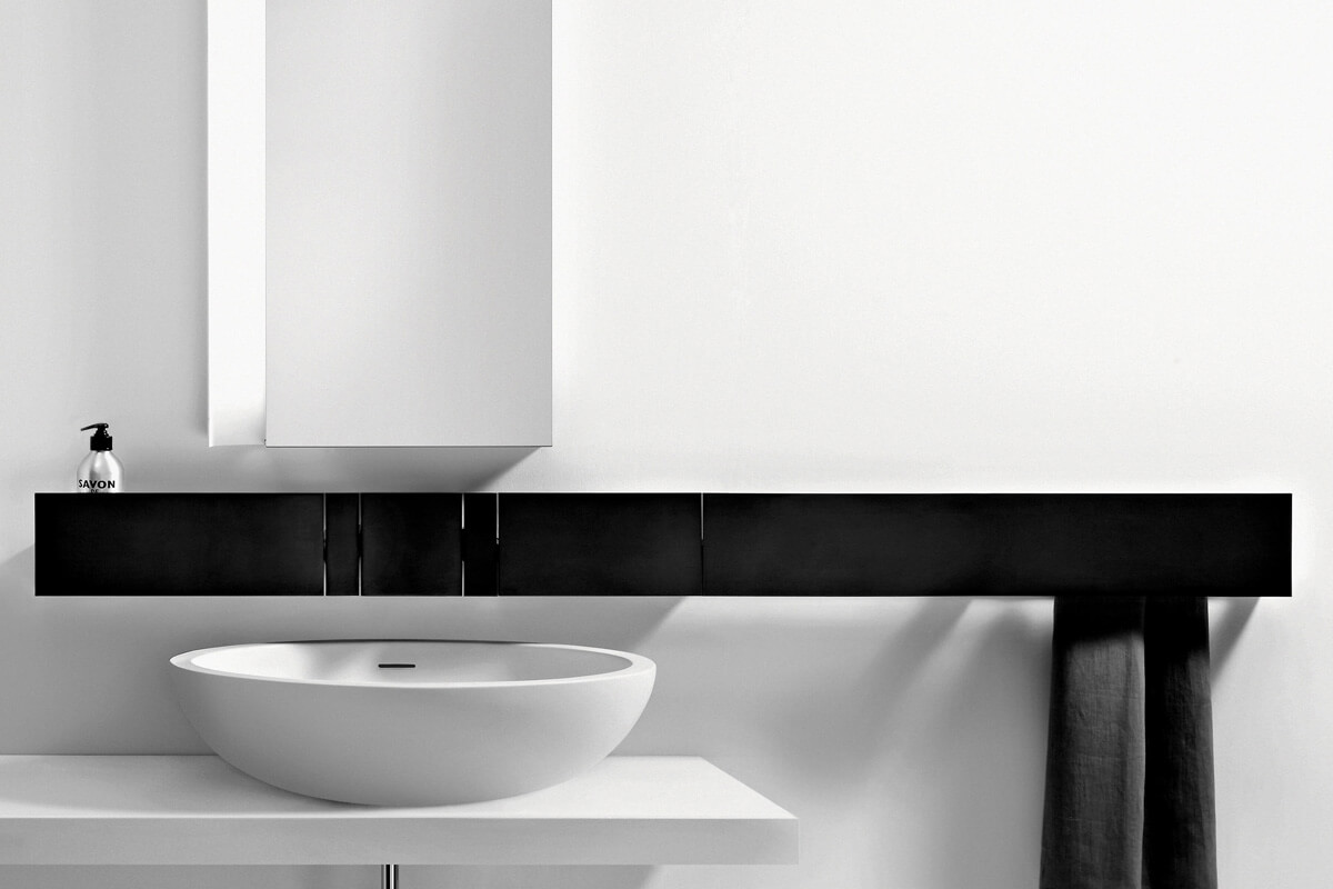 Навісні полиці у ванній кімнаті для організації зберігання речей та декору.