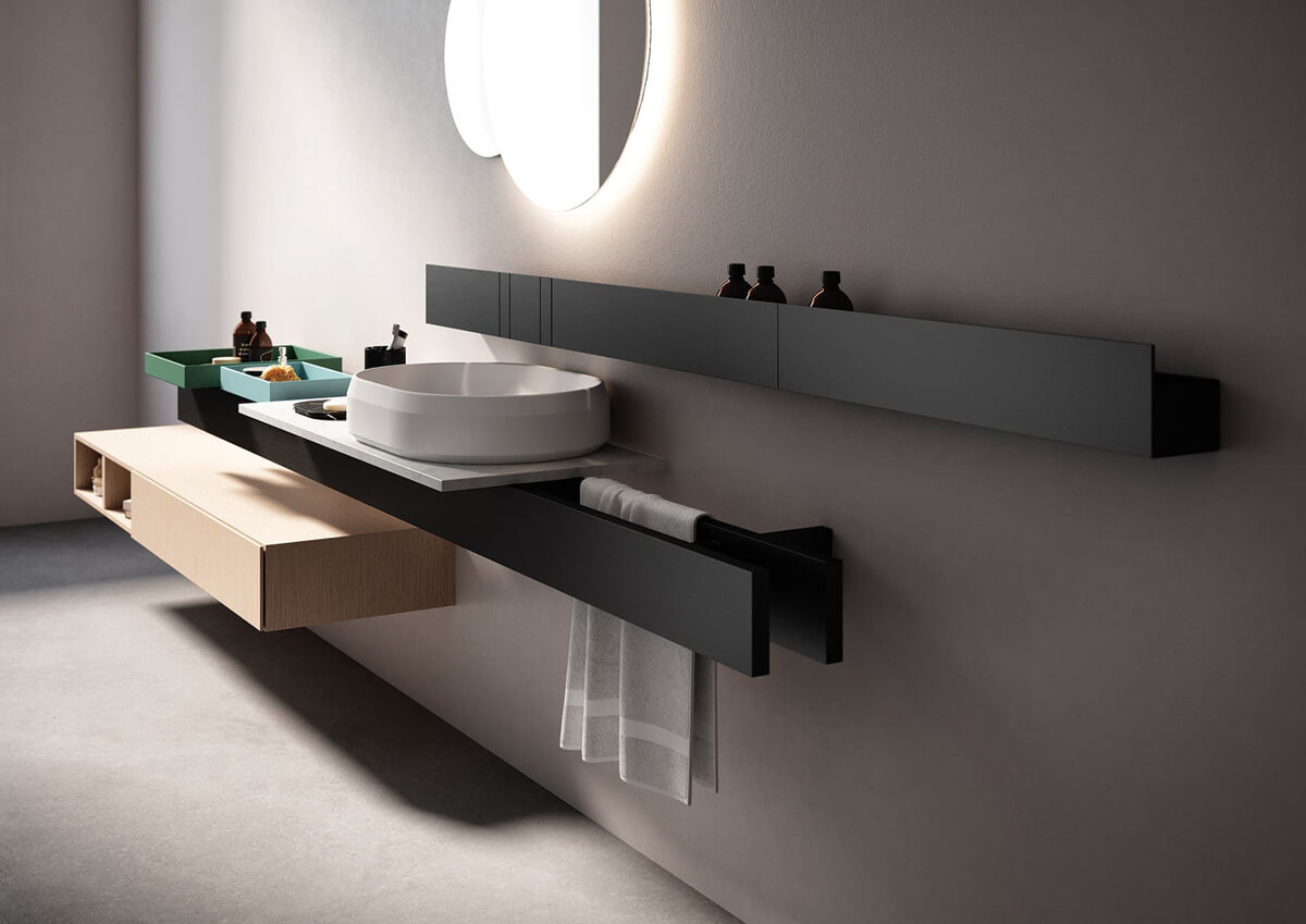 Стильні полиці у ванній кімнаті з рушниками та декоративними елементами.