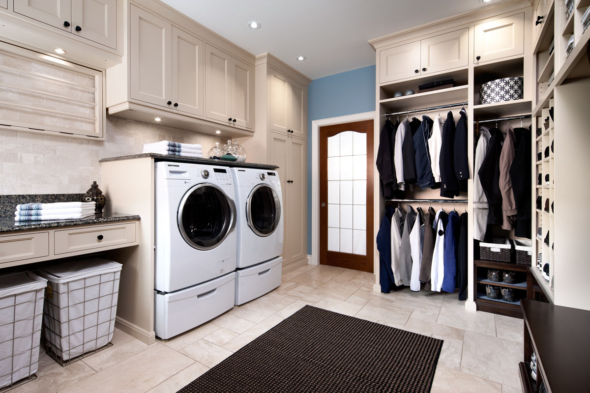 Організація пральної кімнати. Сучасна пральня кімната з місткими шафами для зберігання та зручними кошиками для білизни.