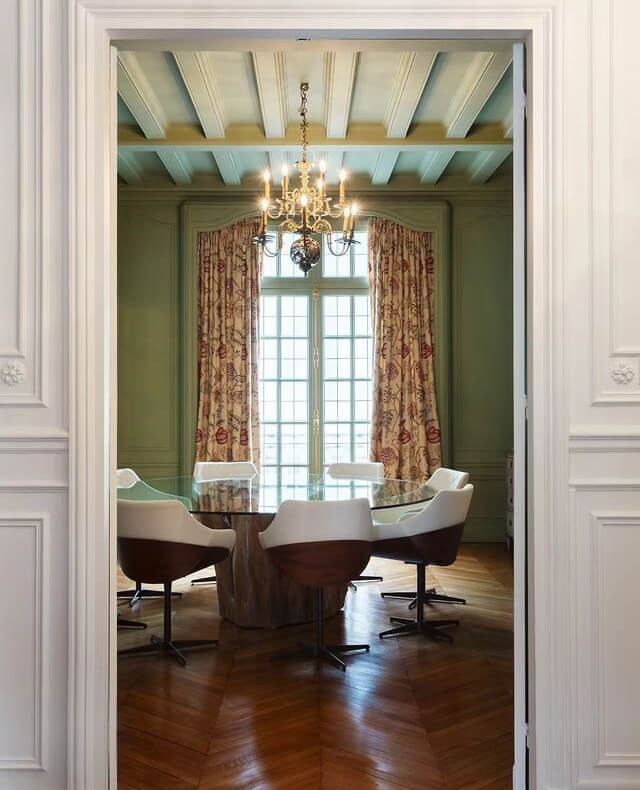 Зелені меблі Зелені меблі: диван, крісла та шафи в сучасному дизайні інтер'єру.